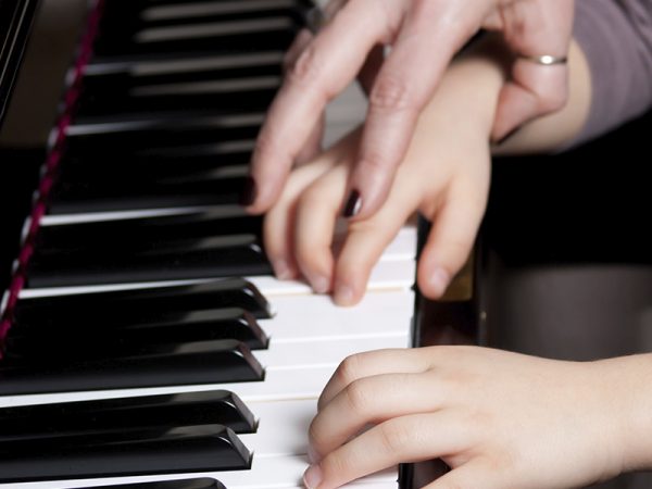 piano-teacher-handssm